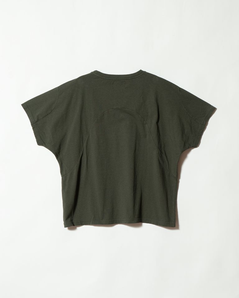 背面の全体像。バック中央に大きくアーチを描く切り替えラインが走り、フロントとは異なる表情を見せる。このアーチが背中に適度なゆとりをつくり出し、動いたときに生地が突っ張らない。シンプルに見えて、前・後・袖と3つのパーツが複雑に組み合わさった構造体であることがわかる。