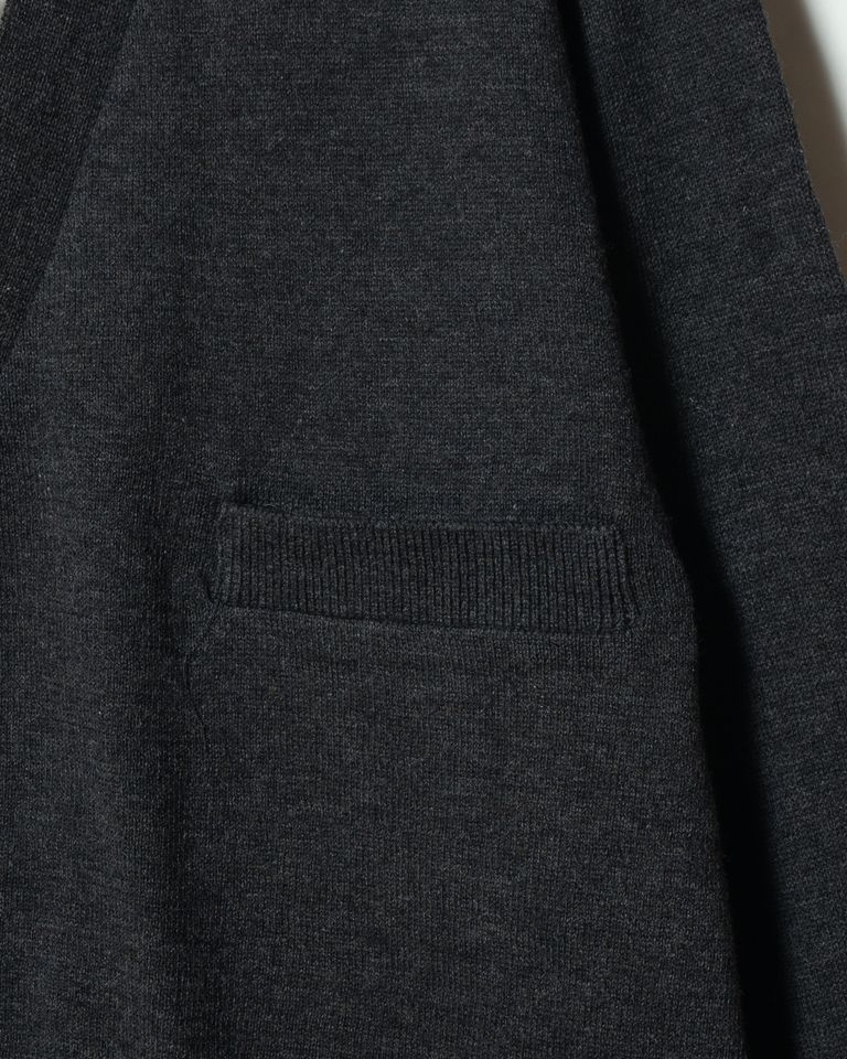 左胸に配されたシンプルなパッチポケット。装飾を排したミニマルな構成の中で、実用性を静かに補います。編み地の表情が引き立つディテールです。