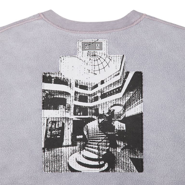 100%コットン。スウェット生地。プルオーバー。クルーネック。セットインスリーブ。前身頃に刺繍でグラフィック。後ろ身頃裏に布パッチ。後ろ身頃表にリフレクタープリント。左袖上部にシリコンパッチ。袖下、脇で生地切り替え。ワイドシルエット。オーバーダイウォッシュ加工。