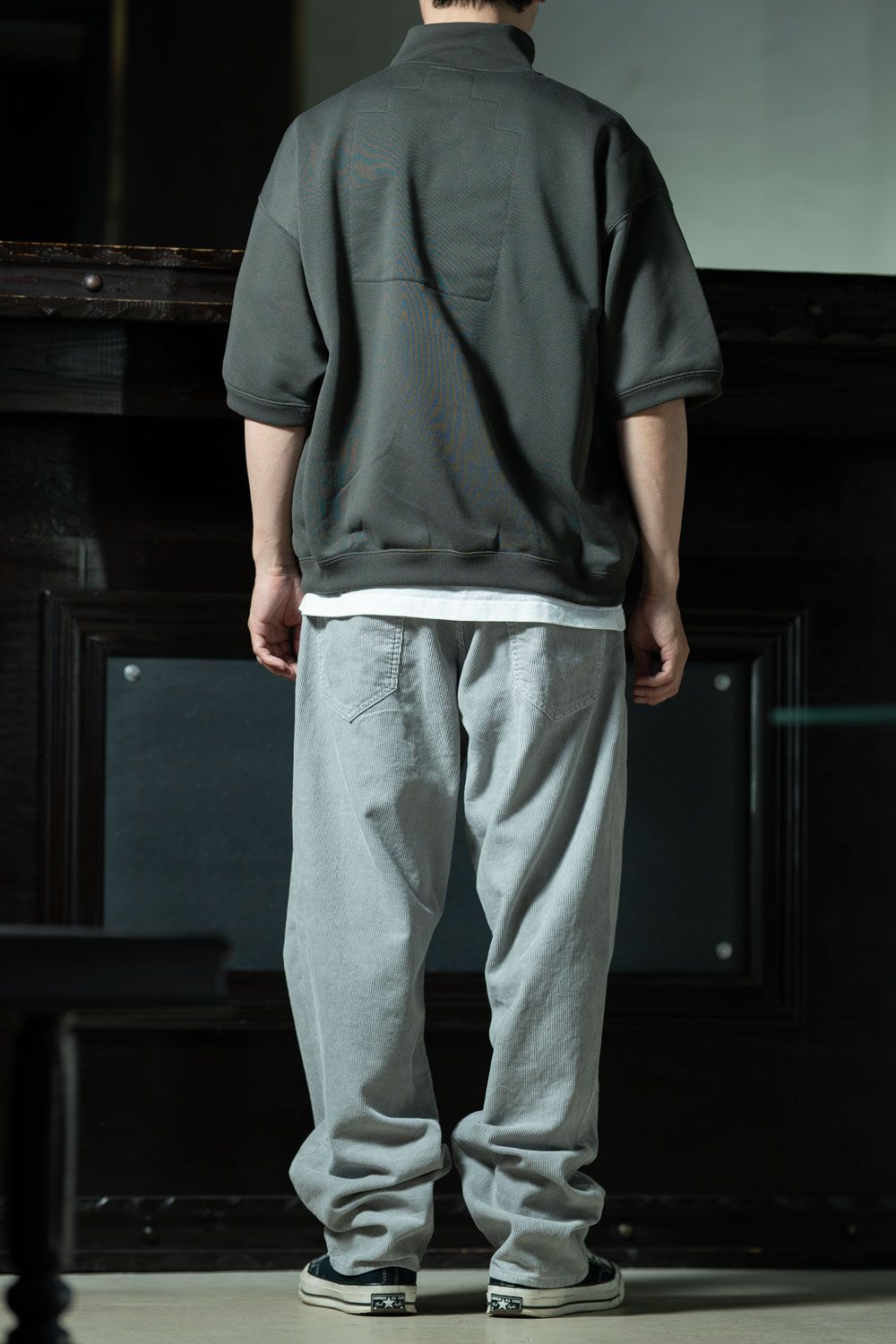 Jersey × Corduroy — C.E PE Jersey Half Zip × 1992 COLOUR CORDS、夏ジャージに秋素材を仕込むグレートーンスタイル