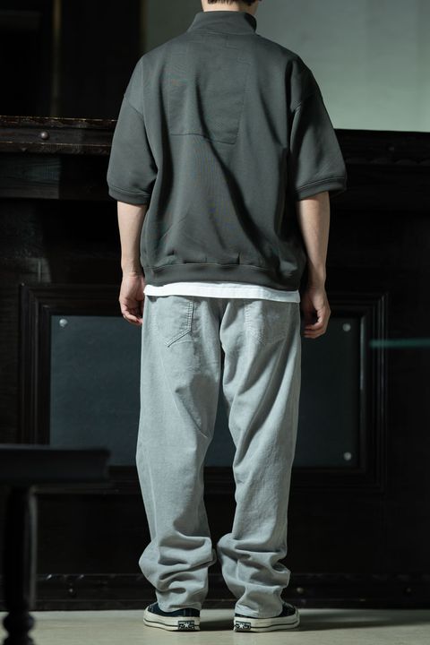 Jersey × Corduroy — C.E PE Jersey Half Zip × 1992 COLOUR CORDS、夏ジャージに秋素材を仕込むグレートーンスタイル