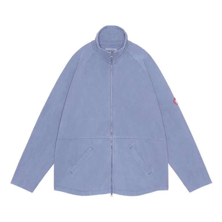 100%コットン。厚手天竺生地。ジップアップ。務歯見せ。スタンドネック。ラグランスリーブ。後ろ身頃裏に布パッチ。後ろ身頃表にリフレクタープリント。左袖上部にシリコンパッチ。前身頃で生地切り替え。ダブルファスナー。オーバーダイウォッシュ加工。日本製。