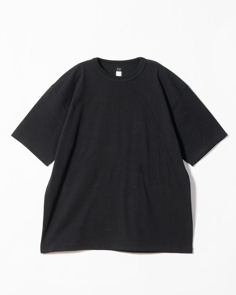 Taiga Takahashi のアイコニックアイテムでもある LOT.616 Tee Shirt をベースに脇下の溜まりを改良するため肩傾斜をつけて再構築した。素材は手紡ぎのような風合いの天竺。明治時代に発明された国産紡績機のガラ紡で紡がれた糸を現代の技術で再現した糸を使用している。この糸は、通常の紡績糸に比べ低速で紡績することで、空気を含み軽く優しい風合いに仕上がる。