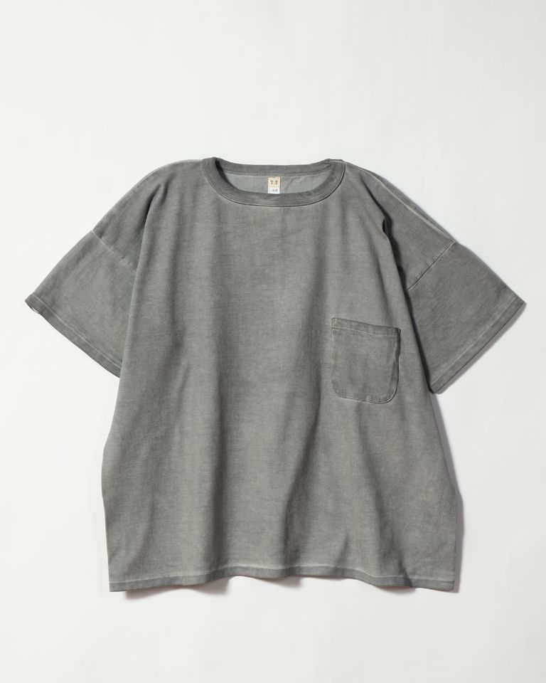 Taiga Takahashi のアイコニックアイテムでもある LOT.601 Tee Shirt 。粉末状にした備長炭を使用し、小さな窯で染めることにより独特の風合いを出した。