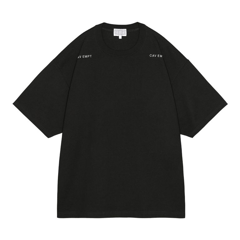 100%コットン。厚手天竺生地。プルオーバー。クルーネック。セットインスリーブ。前身頃ショルダーに刺繍でCAV EMPT。後ろ身頃にグラフィック。裾にスリット。ビッグシルエット。ウォッシュ加工。日本製。
