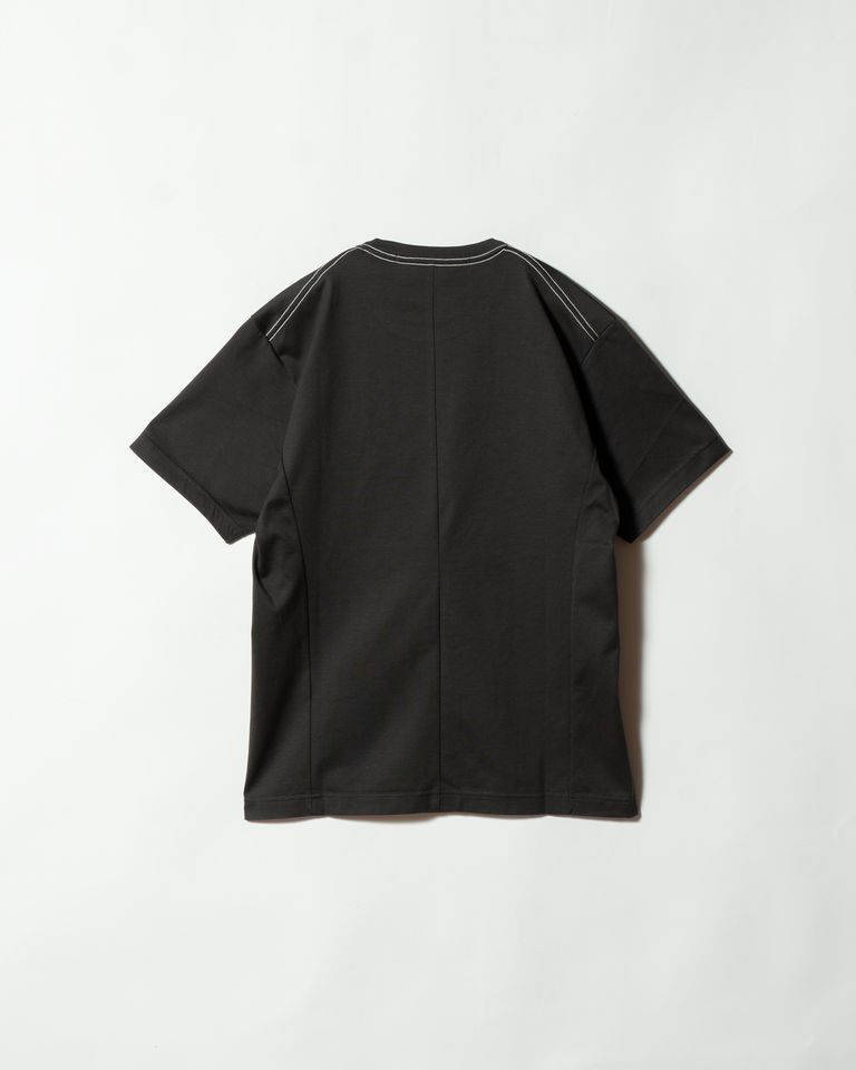 背面はセンターシームを取り入れた立体構造。テーラリングの技術を応用し、身体に自然に沿うラインを形成します。静かな存在感が際立ちます。