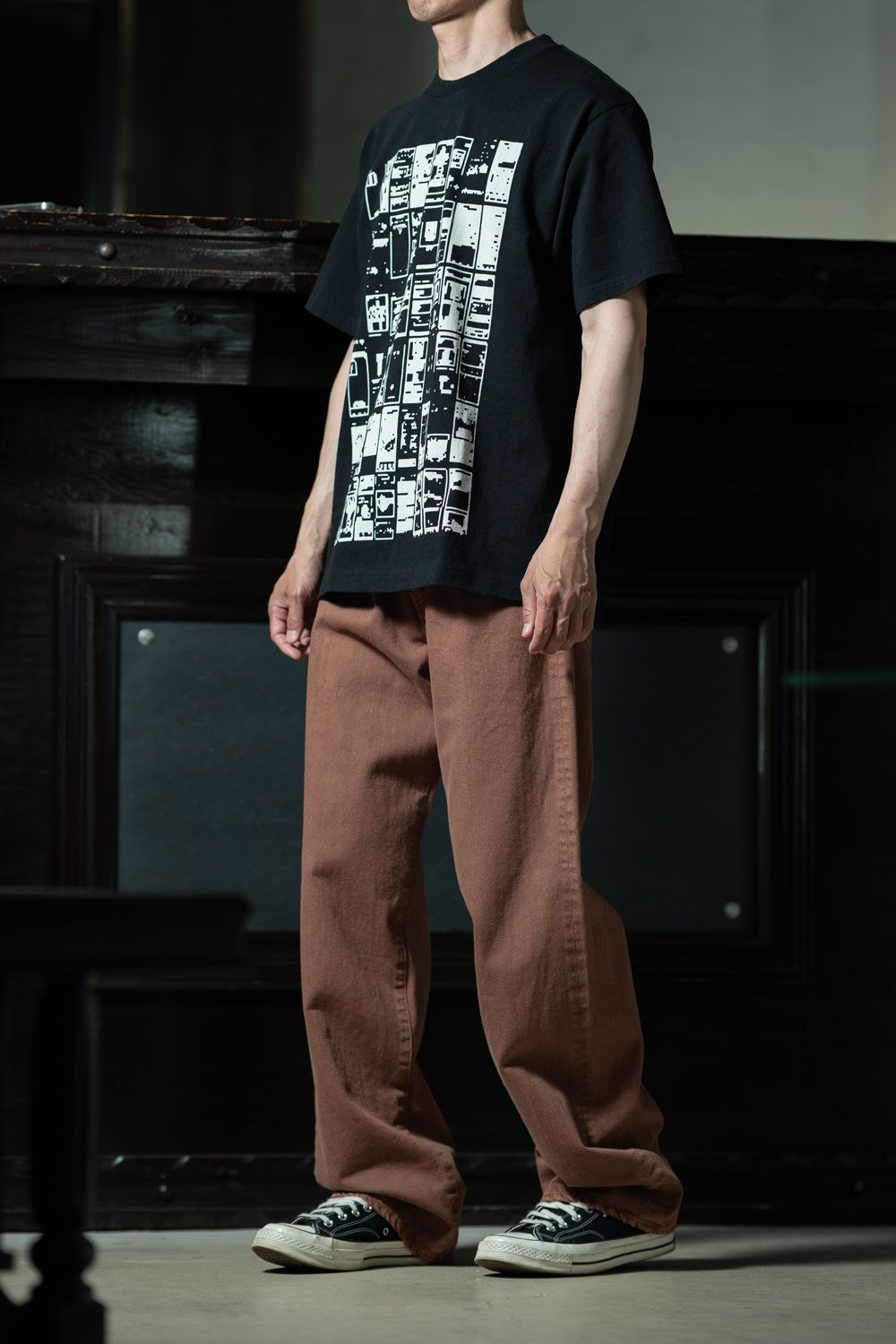 C.E MD Gui T × YOUTH OF THE WATER Denim Pants Persimmon Brown、黒Tと柿渋デニムで組むカラーコーデ