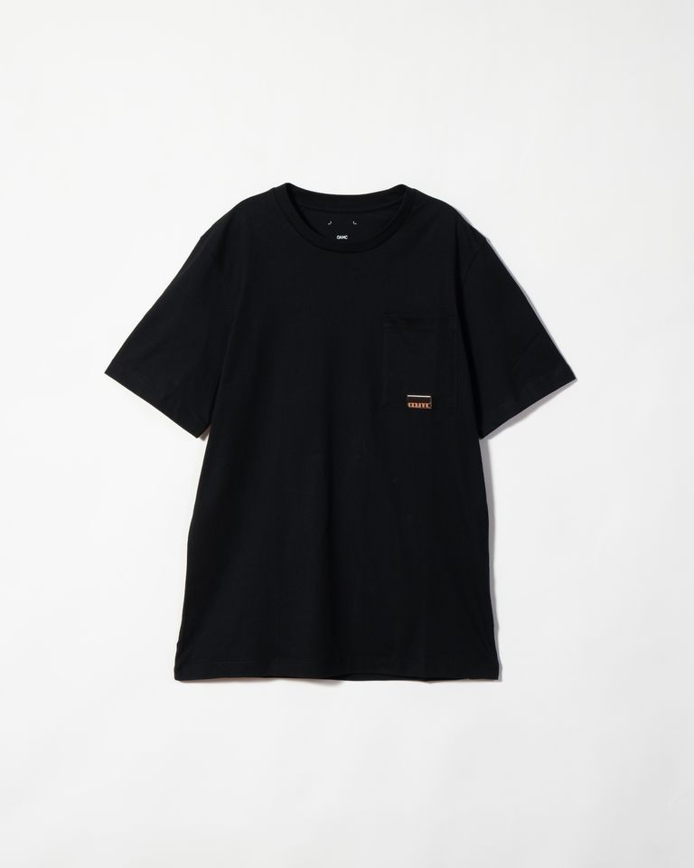 オーガニックコットン100%のライトウエイトTシャツです。
左胸にポケットとメタルプレートがついています。