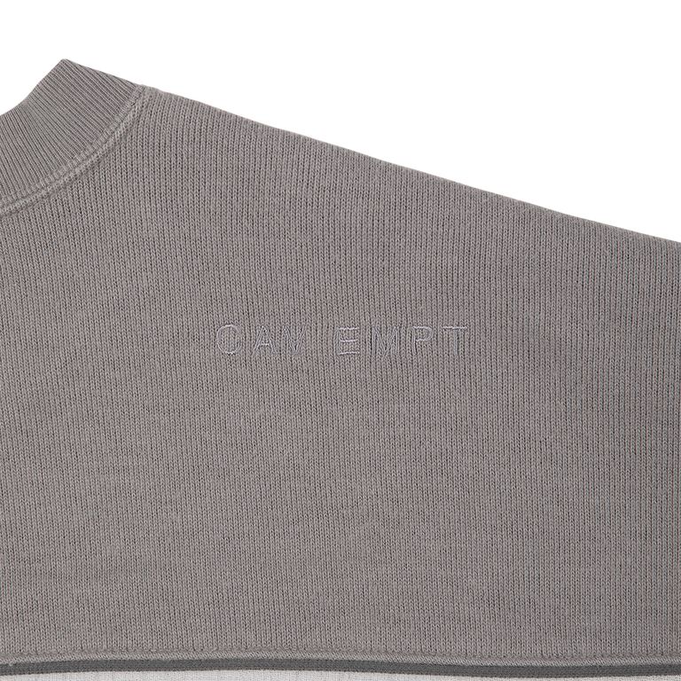 100%コットン。ガーゼ生地。プルオーバー。クルーネック。後ろ身頃ショルダーに刺繍でCAVEMPT。左袖上部にシリコンパッチ。身頃上部で色・生地切り替え。切り替え部分にパイピング。裾脇にスリット。ワイドシルエット。ウォッシュ加工。日本製。