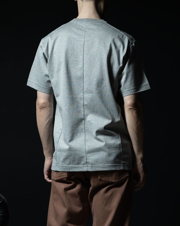 背面の立体設計により、着用時に美しい縦のラインが生まれます。テーラード的アプローチを感じさせる、静かな存在感を持つTシャツです。