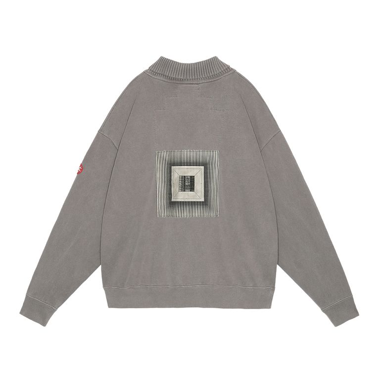 100%コットン。厚手天竺生地。プルオーバー。セットインスリーブ。前身頃ショルダーに刺繍でCAV EMPT。後ろ身頃表、裏に布パッチ。左袖上部にシリコンパッチ。襟で色・生地切り替え。ワイドシルエット。オーバーダイウォッシュ加工。日本製。