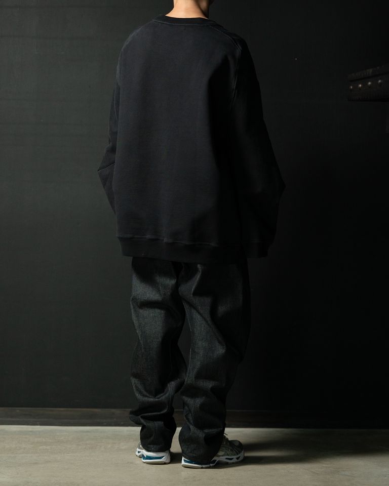 身長168cm 体重55kg  着用サイズM  マリナ イーのMY SWEET 1は、ファッション性と機能性を兼ね備えた、こだわり抜かれたデザインのマキシスウェットシャツです。クルーネックとビッグシルエットが特徴で、リラックス感のあるデザインが魅力的です。コットン100%の裏毛起毛素材は、肌触りが良く、通気性も抜群で、快適な着心地を提供します。