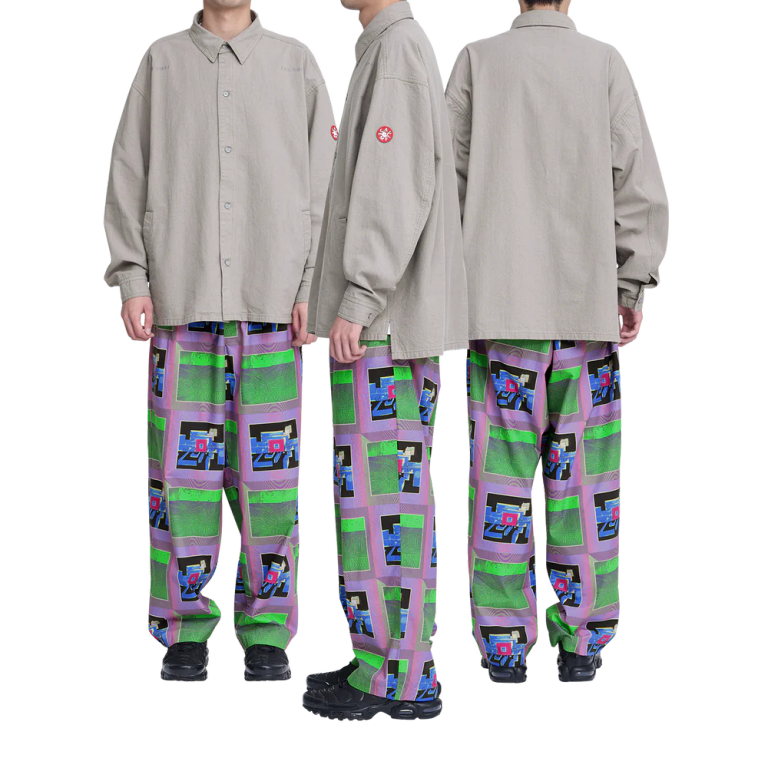 100%コットン。レギュラーポイントカラー。セットインスリーブ。前身頃ショルダーに刺繍でCAV EMPT。左袖上部にシリコンパッチ。シングルカフス。前身頃にウェルトポケット。ワイドシルエット。バイオウォッシュ加工。日本製。