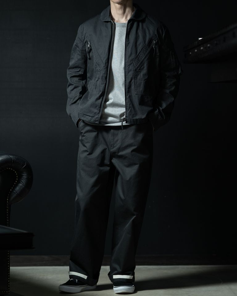 フロントには斜めに配置されたジップポケットを採用。ミリタリーウェアの機能性を踏襲しながら、立体的なステッチワークによって控えめながらも印象的なアクセントを生み出しています。