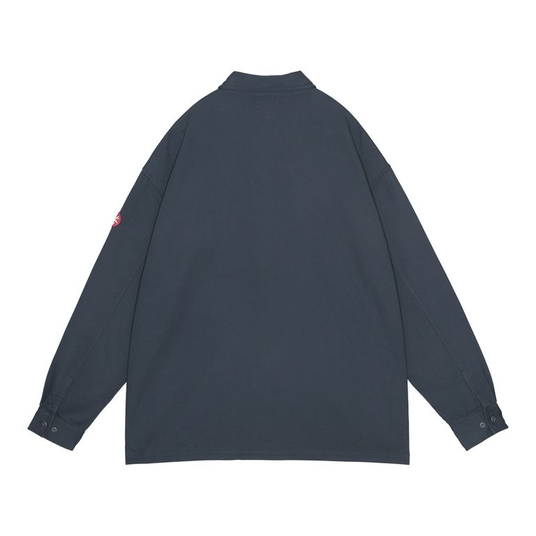 100%コットン。レギュラーポイントカラー。セットインスリーブ。前身頃ショルダーに刺繍でCAV EMPT。左袖上部にシリコンパッチ。シングルカフス。前身頃にウェルトポケット。ワイドシルエット。バイオウォッシュ加工。日本製。