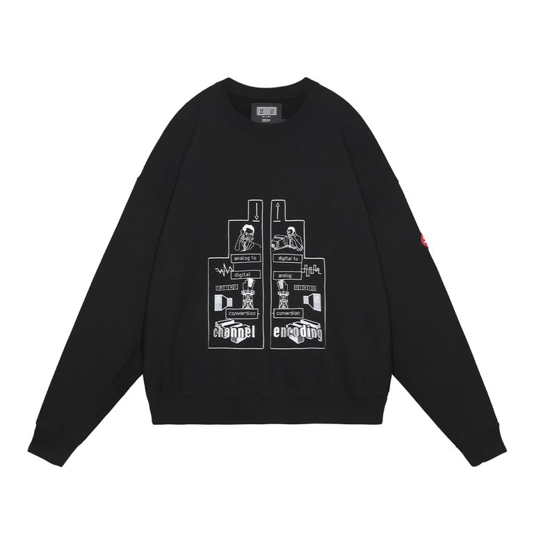 100%コットン。スウェット生地。プルオーバー。クルーネック。セットインスリーブ。前身頃、後ろ身頃に刺繍とプリントでグラフィック。後ろ身頃裏に布パッチ。後ろ身頃表にリフレクタープリント。左袖上部にシリコンパッチ。袖下、脇で生地切り替え。ワイドシルエット。ウォッシュ加工。日本製。