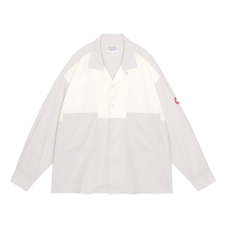 淡いグレーとオフホワイトの配色で、チャコールカラーよりも柔らかく軽やかな印象を与えるグレー展開。爽やかなトーンでありながら、パネル切り替えのデザインがルーズな着こなしに適度な構造感をもたらす。春夏のワードローブに自然と溶け込む、ユニセックスで使えるサイズ感。