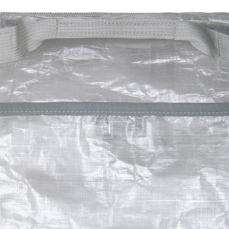 Dyneema®コンポジットファブリック。ショルダーバッグ。フロントにシリコンパッチ。フロント、バックにポケット。フロントにスライドファスナーポケット。トップにファスナー開閉式コンパートメント。サイドにメッシュポケット。W32約xH23.5約xD10約cm。日本製。