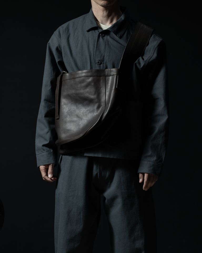 身体に沿うように収まる大ぶりなシルエット。ホースレザーの柔らかなドレープが自然な陰影を生み、クラシックな装いに深みを与えます。