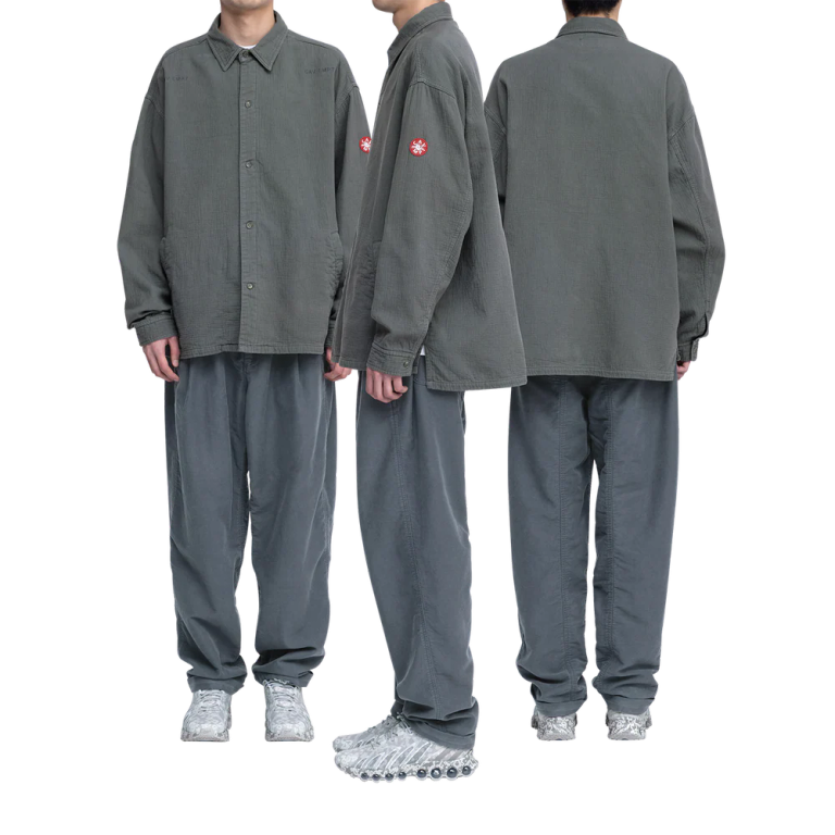 100%コットン。レギュラーポイントカラー。セットインスリーブ。前身頃ショルダーに刺繍でCAV EMPT。左袖上部にシリコンパッチ。シングルカフス。前身頃にウェルトポケット。ワイドシルエット。ウォッシュ加工。日本製。