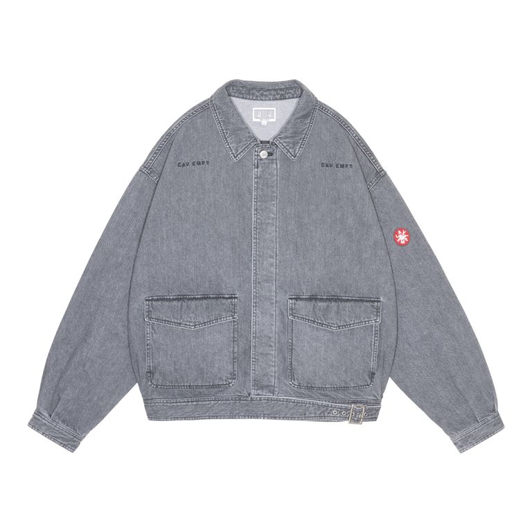 100%コットン。12ozブラックネップデニム生地。ボタンアップ。比翼フラップ。セットインスリーブ。前身頃ショルダーに刺繍でCAV EMPT。後ろ身頃裏にパッチ。左袖上部にシリコンパッチ。前身頃にパッチアンドフラップポケット。裾にベルトストラップ。袖口、裾にボタン。後ろ身頃にタック。ブリーチウォッシュ加工。日本製。