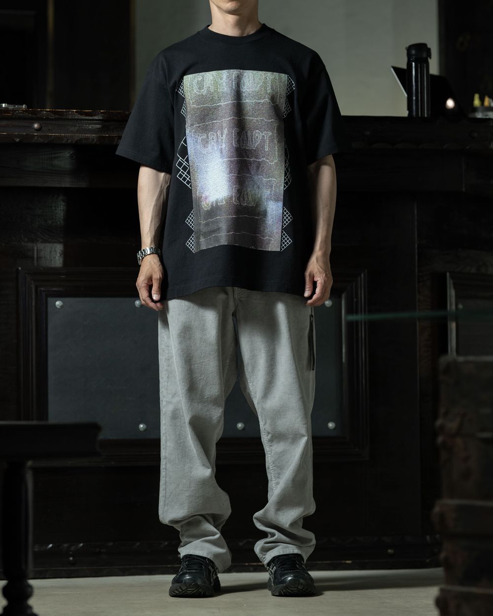 STYLE NO. 1121 グラフィックTとコーデュロイ。微起毛が拾う光の質感。