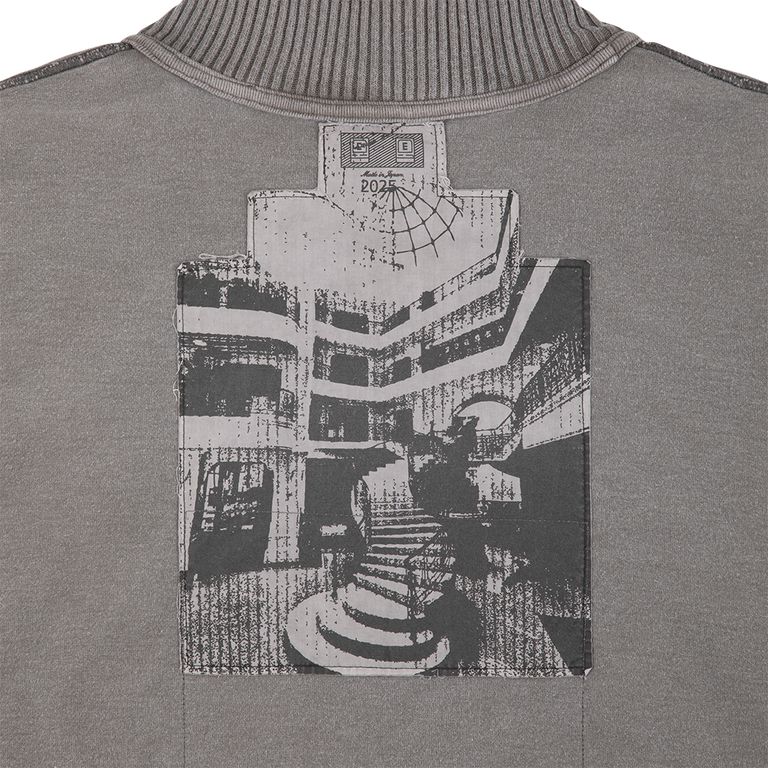 100%コットン。厚手天竺生地。プルオーバー。セットインスリーブ。前身頃ショルダーに刺繍でCAV EMPT。後ろ身頃表、裏に布パッチ。左袖上部にシリコンパッチ。襟で色・生地切り替え。ワイドシルエット。オーバーダイウォッシュ加工。日本製。