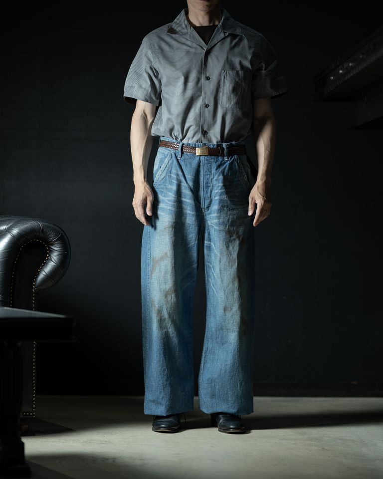 全身で見ると、このパンツが持つスケール感の凄みが伝わる。ダメージと極太シルエットを纏いながらも、着こなしとして成立させるT.Tのデザイン力が光る一枚。