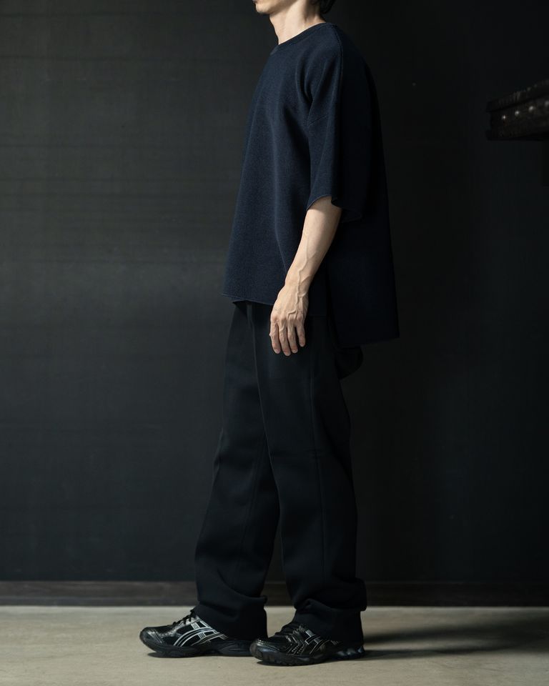 身長168cm 体重55kg 着用サイズ3  ミラノリブによるしっかりとした編み地が特徴のパンツ。クリースライン。ゴム紐ウエスト仕様。ジッパーフライ。サイドポケット、バックパッチポケット
