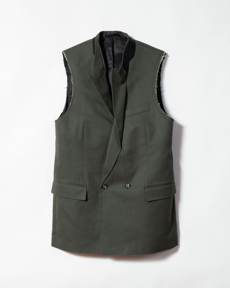 このOrigami Sleeveless Blazerは、ダブルプレストジャケットの袖をカットし、ベスト風にアレンジしたデザインです。表地にはコットン100%を使用し、裏地にはアクリル43%、コットン57%の素材を採用しており、快適な着心地を提供します。左ピークドラペルを内側に織り込むことで、独特の折り紙のようなデザインが特徴です。袖口は切りっぱなしで、自由でエッジィな印象を与えています。