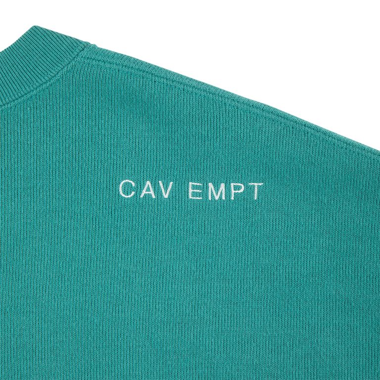 100%コットン。二重編み生地。クルーネック。プルオーバー。セットインスリーブ。後ろ身頃ショルダーに刺繍でCAV EMPT。左袖上部にシリコンパッチ。袖下、脇で色・生地切り替え。ワイドシルエット。ウォッシュ加工。日本製。