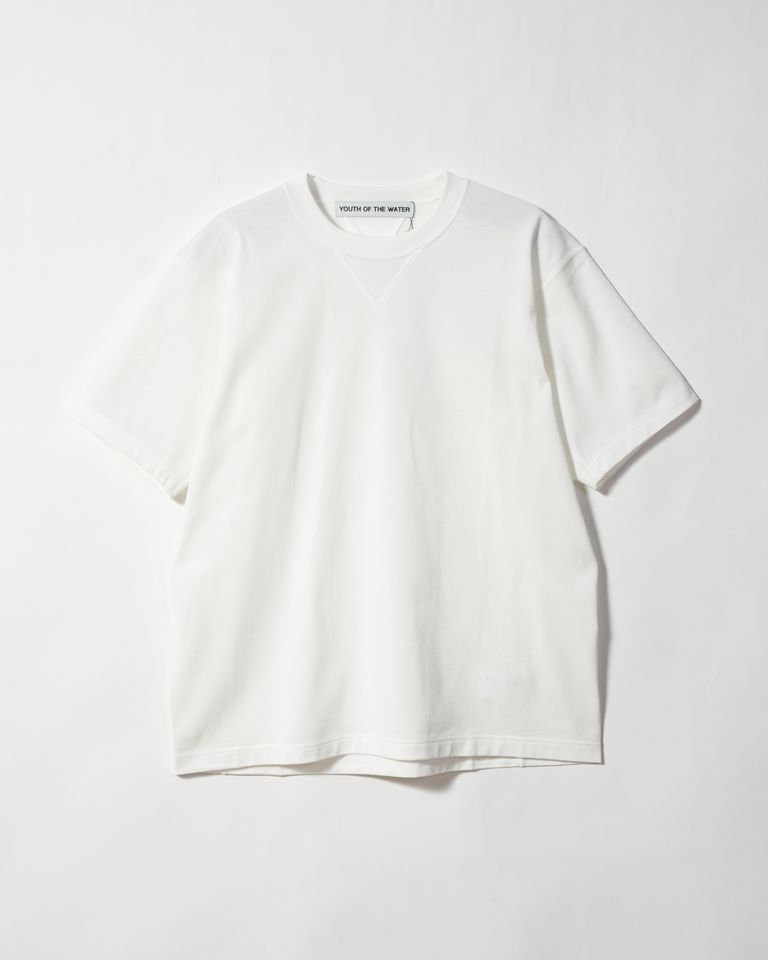 カルフォルニア綿を100％使用したT シャツです。紳士服やモーニングコートなどでよく見られる肩線や脇線を後ろに移動させ、前から見た時にシームが見えなくなり、フォーマルに仕立てる仕様をT シャツに採用しています。脇部分にマチを付けているので、タックインをした状態から袖を上げても裾が外に出ない構造になっています。