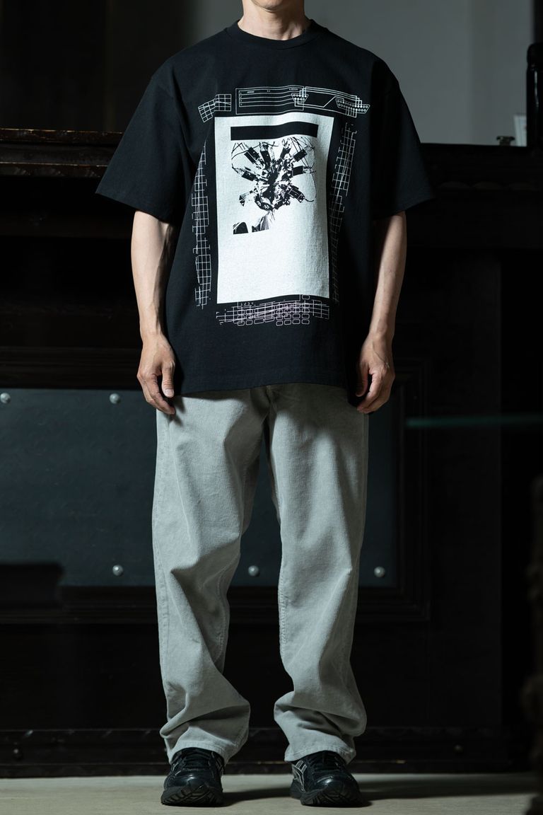 C.E 1992 COLOUR CORDS × Hrc T、グレーコーデュロイで繋ぐ季節の端境コーデ