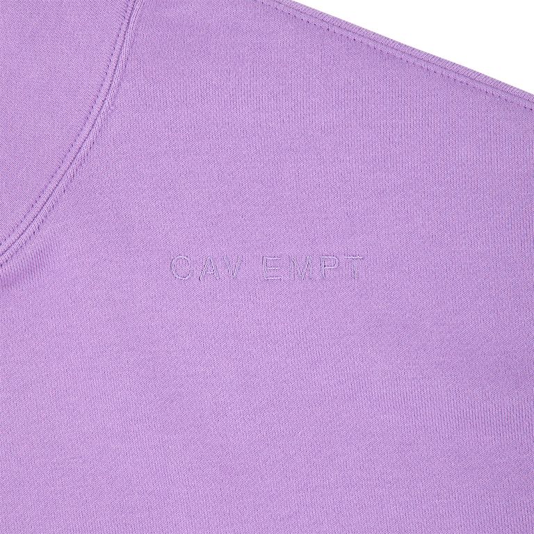 100%コットン。スウェット生地。プルオーバー。セットインスリーブ。前身頃ショルダーに刺繍でCAV EMPT。後ろ身頃裏に布パッチ。後ろ身頃表にリフレクタープリント。左袖上部にシリコンパッチ。前身頃にマフポケット。フードにドローストリング。袖下、脇で生地切り替え。ワイドシルエット。ウォッシュ加工。日本製。
