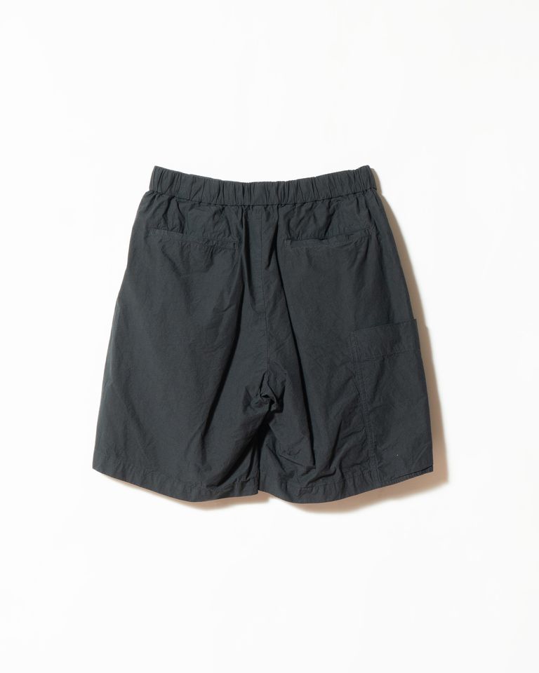 バックには左右に大きめのパッチポケットを配置。フロントのボリュームに対してバックはすっきりとした構成で、後ろ姿にも余計な主張がない。ウエストのエラスティックは背面まで均一に走り、どの角度からも着用感の良さが伝わる。