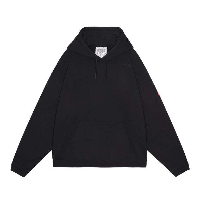 100%コットン。スウェット生地。プルオーバー。セットインスリーブ。前身頃ショルダーに刺繍でCAV EMPT。後ろ身頃裏に布パッチ。後ろ身頃表にリフレクタープリント。左袖上部にシリコンパッチ。身頃脇、袖にパイピング。前身頃にマフポケット。フードにドローストリング。ワイドシルエット。ウォッシュ加工。ブラック、グリーンの2色展開。日本製。