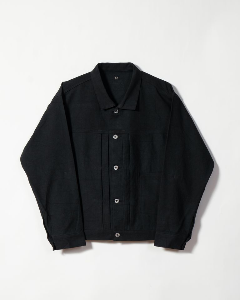 Lot.703 がベース。このジャケットは片方のみにパッチポケットがついており、前身頃にあるプリーツを止めるステッチの一本づつのみという簡素なつくり。特注の刻印入りボタンとバックは全て鉄製で表面にメッキをしないことで、時間が経つことに錆びていく。