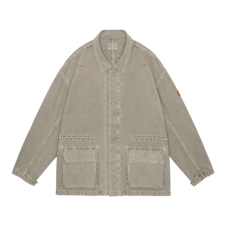 100%コットン。ボタンアップ。比翼フラップ。前身頃ショルダーに刺繍でCAV EMPT。左袖上部にシリコンパッチ。前身頃にベローズポケット。身頃裏ウエストにドローストリング。袖口にベルクロストラップ。袖にタック。ワイドシルエット。オーバーダイウォッシュ加工。日本製。