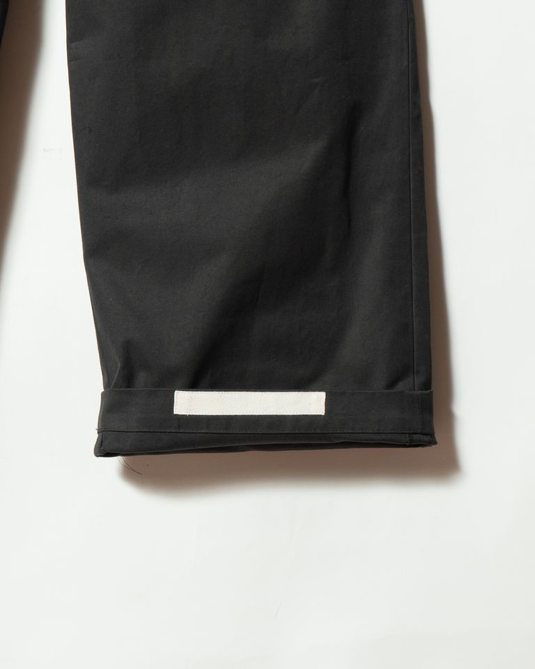 裾をロールアップすると現れる配色ディテール。さりげないアクセントが、シンプルな中にブランドらしい個性を添えます。