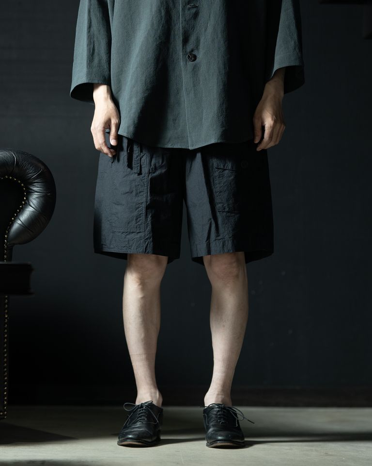 身長168cm・体重55kg、サイズ4着用。膝上で止まる丈感が脚をすっきり見せ、レザーシューズとの組み合わせでショーツに品が加わる。