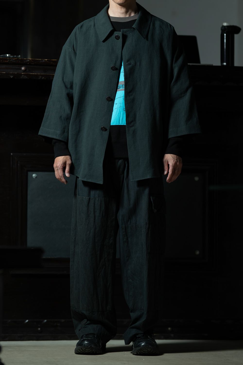 C.E AS MCCO Crew Neck × amachi. Three Quarter Sleeve Coat Shirt — ディープグリーンに浮かぶターコイズ、異素材レイヤードスタイル