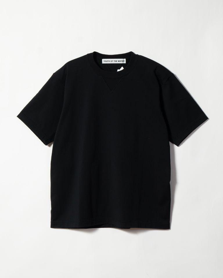 カルフォルニア綿を100％使用したT シャツです。紳士服やモーニングコートなどでよく見られる肩線や脇線を後ろに移動させ、前から見た時にシームが見えなくなり、フォーマルに仕立てる仕様をT シャツに採用しています。脇部分にマチを付けているので、タックインをした状態から袖を上げても裾が外に出ない構造になっています。