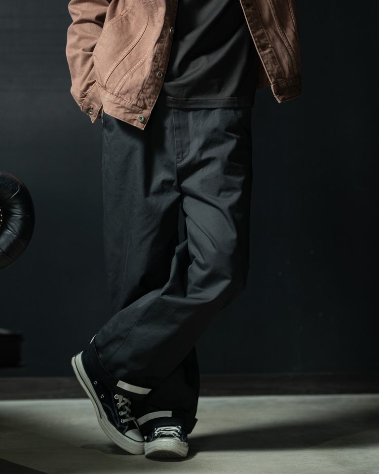 動きに追従するしなやかな生地感。程よいハリと落ち感が共存し、リラックスした着用感ながら端正な印象を保ちます。