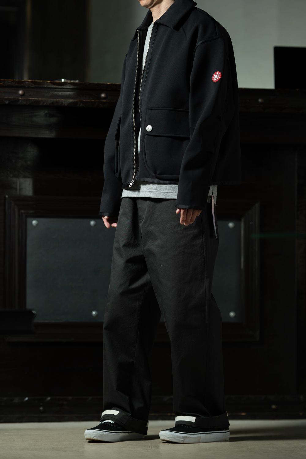 C.E Smooth Zip Up コーデ｜YOUTH OF THE WATER コットンパンツ × チャコールグレーの異ブランドMIXスタイル