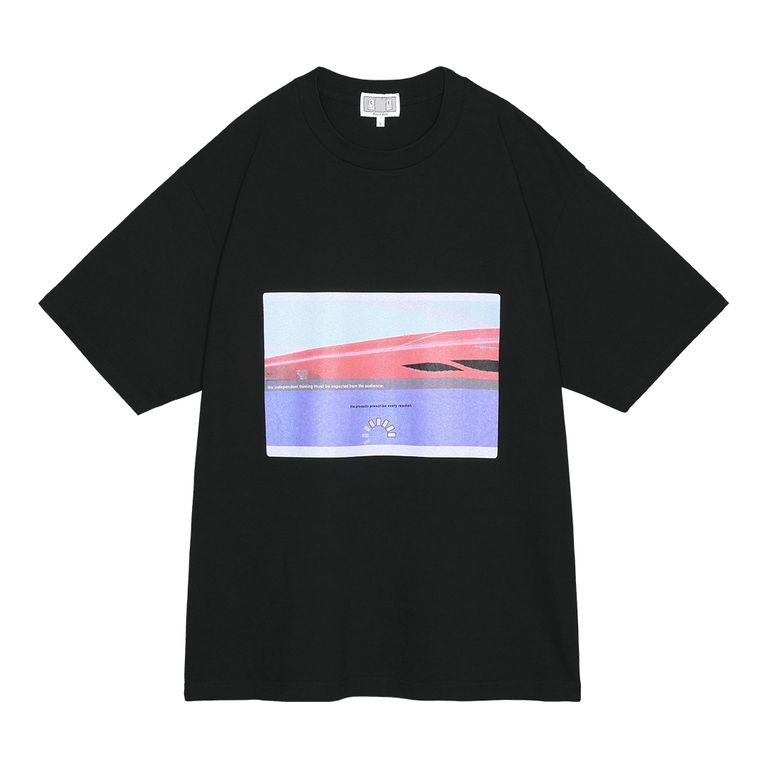100%コットン。プルオーバー。クルーネック。前身頃にグラフィック。後ろ身頃ショルダーにCAV EMPT。ウォッシュ加工。日本製。