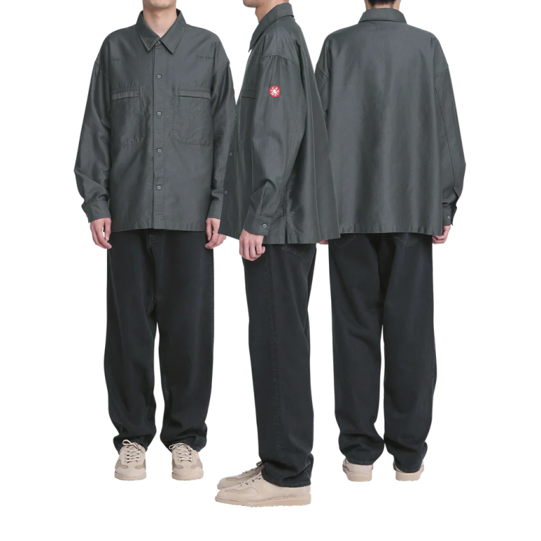75%コットン、25%リネン。レギュラーポイントカラー。セットインスリーブ。前身頃ショルダーに刺繍でCAV EMPT。左袖上部にシリコンパッチ。シングルカフス。前身頃にウェルトポケット。ワイドシルエット。バイオウォッシュ加工。日本製。
