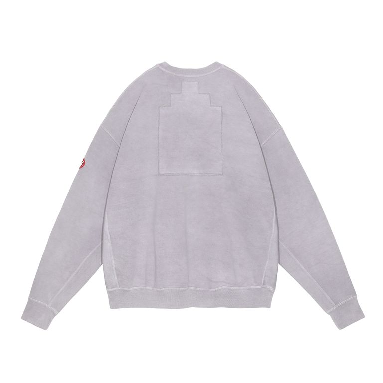 100%コットン。スウェット生地。プルオーバー。クルーネック。セットインスリーブ。前身頃に刺繍でグラフィック。後ろ身頃裏に布パッチ。後ろ身頃表にリフレクタープリント。左袖上部にシリコンパッチ。袖下、脇で生地切り替え。ワイドシルエット。オーバーダイウォッシュ加工。