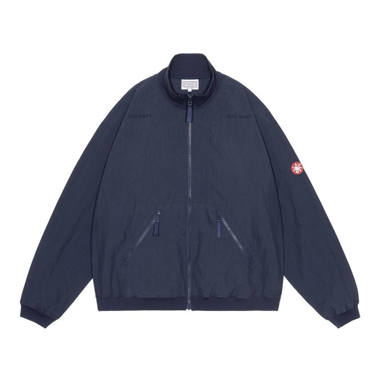 100%ナイロン。ジップアップ。務歯見せ。セットインスリーブ。スタンドカラー。前身頃ショルダーに刺繍でCAV EMPT。後ろ身頃裏にパッチ。左袖上部にシリコンパッチ。前身頃にスライドファスナーポケット。肘に当て布。袖口、裾にリブ。日本製。
