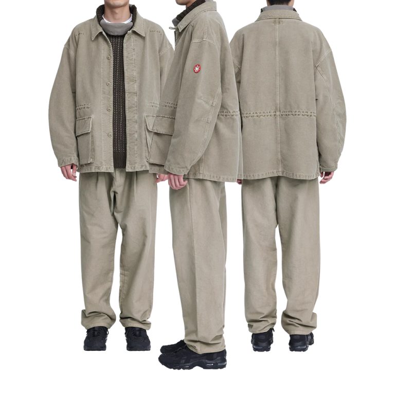 100%コットン。ボタンアップ。比翼フラップ。前身頃ショルダーに刺繍でCAV EMPT。左袖上部にシリコンパッチ。前身頃にベローズポケット。身頃裏ウエストにドローストリング。袖口にベルクロストラップ。袖にタック。ワイドシルエット。オーバーダイウォッシュ加工。日本製。