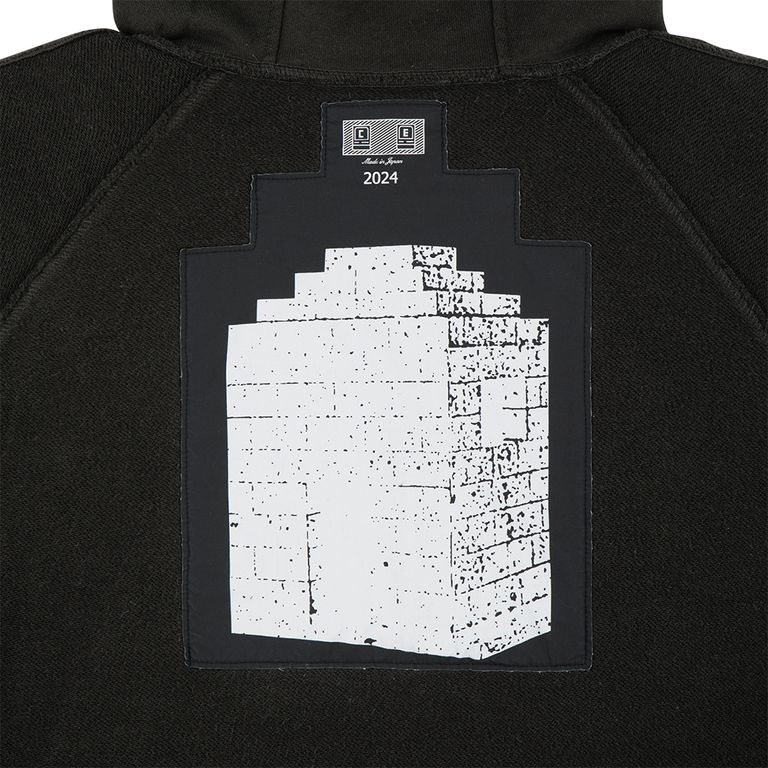 100%コットン。スウェット生地。プルオーバー。ラグランスリーブ。前身頃に刺繍とプリントでグラフィック。後ろ身頃裏に布パッチ。後ろ身頃表にリフレクタープリント。左袖上部にシリコンパッチ。前身頃にウェルトポケット。フードにドローストリング。ワイドシルエット。ウォッシュ加工。日本製。